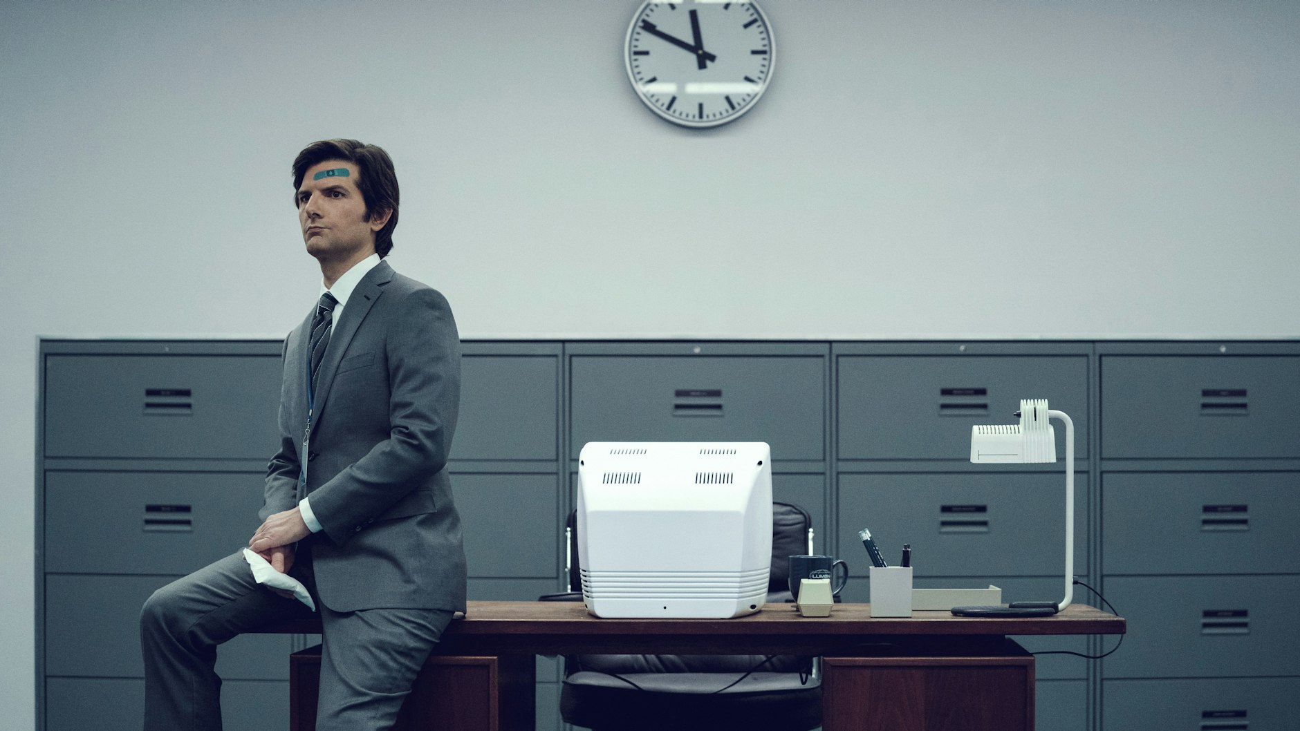 Grau, grau, grau sind alle meine Farben: Mark (Adam Scott) kommen allmählich Zweifel an seinem Arbeitgeber und dessen Methoden der Leistungsoptimierung.