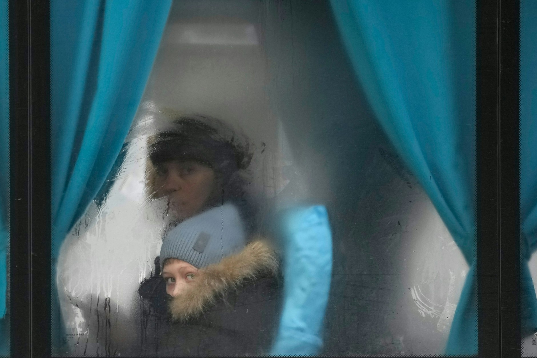 Eine Frau und ein Kind verlassen am Donnerstag Sjewjerodonezk im Osten der Ukraine.