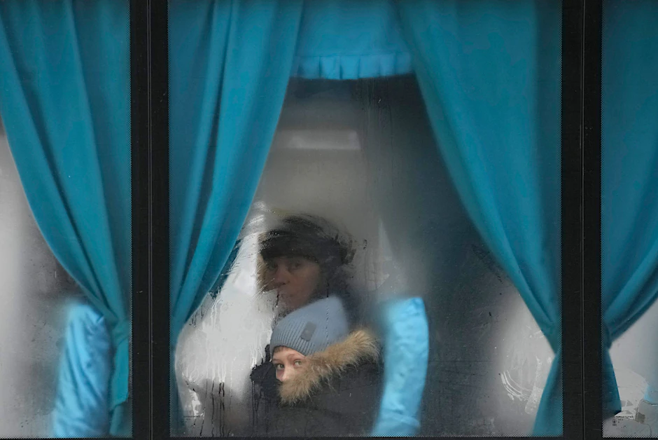 Eine Frau und ein Kind verlassen am Donnerstag Sjewjerodonezk im Osten der Ukraine.