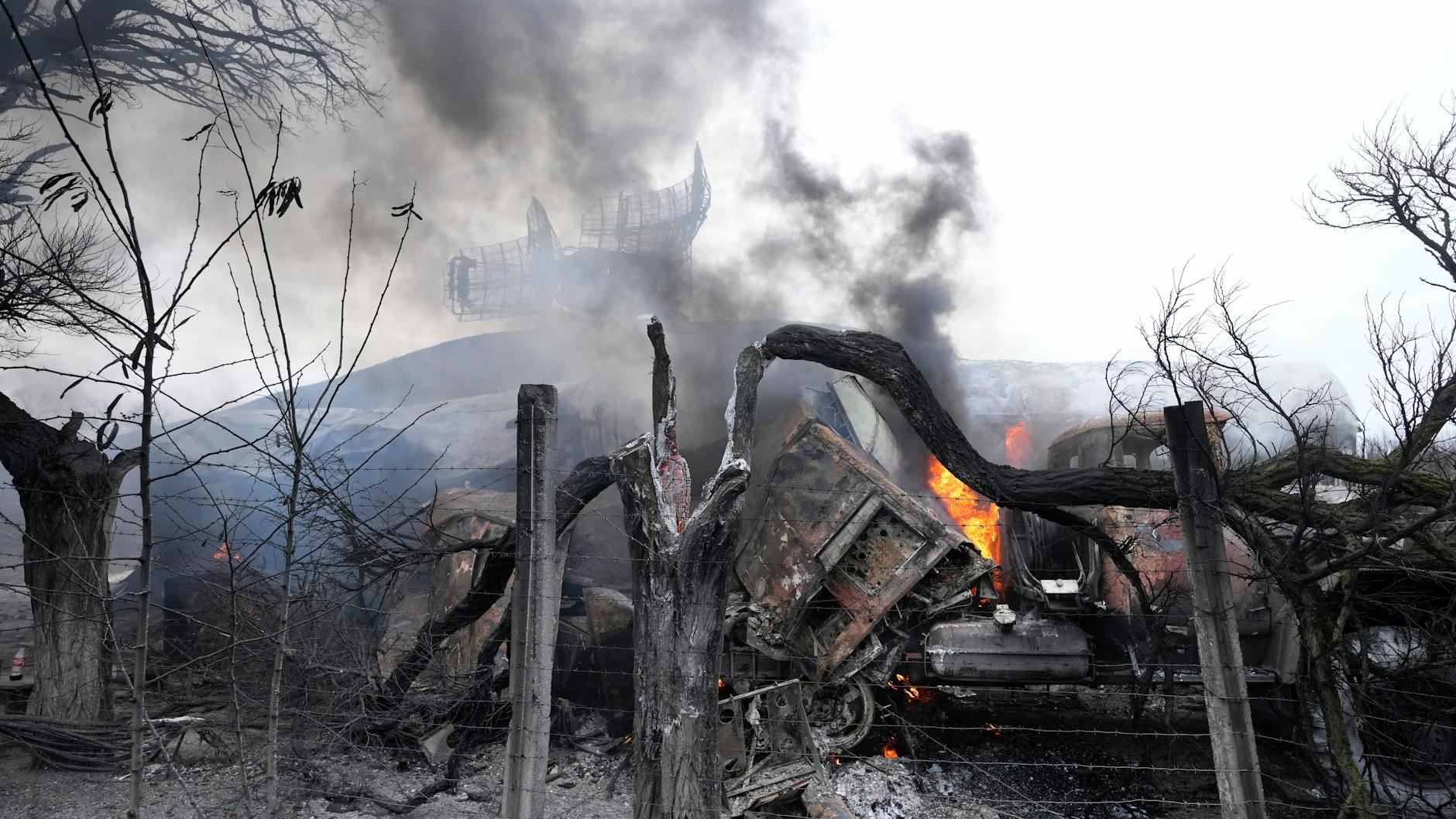 Ukraine, Mariupol: Beschädigte Radaranlagen nach russischem Angriff.