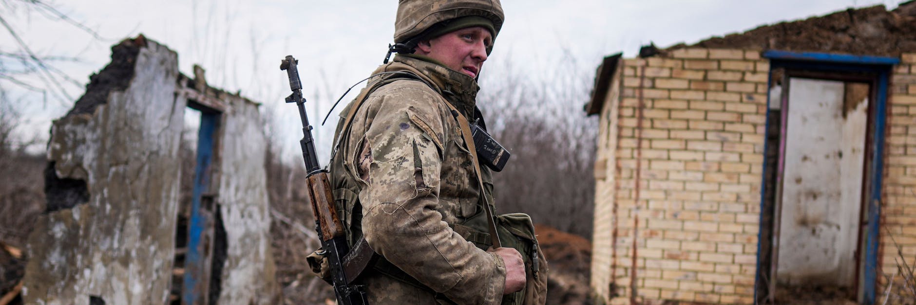 Ein ukrainischer Soldat: Die Ukraine rüstet sich für einen Krieg mit Russland. Präsident Selenskyj kündigte eine Teilmobilmachung von Reservisten an.