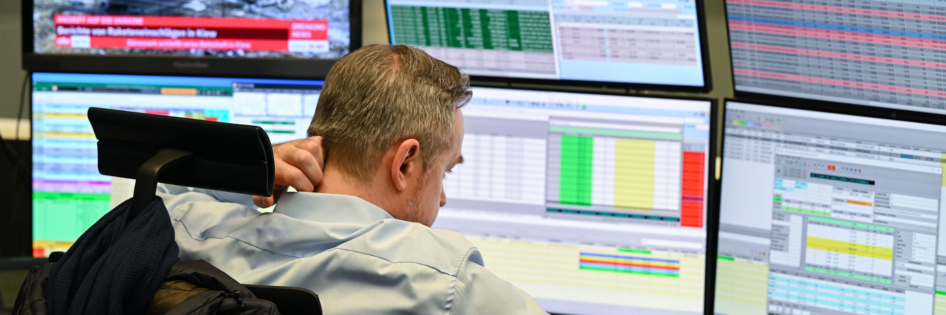 Ein Aktienhändler in Frankfurt: Gleich zum Handelsstart sackte der deutsche Leitindex um vier Prozent ab. 