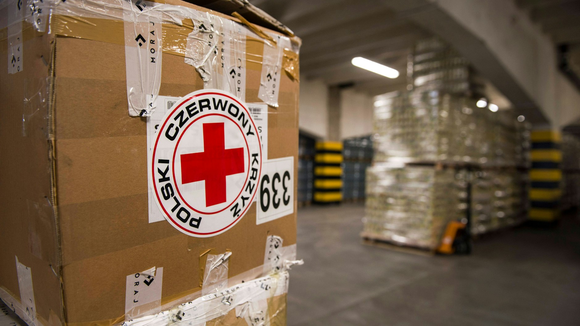  Pakete mit humanitären Hilfsgütern sind in einem Lager des Polnischen Roten Kreuzes zu sehen. Angesichts des russischen Einmarsches in der Ukraine hat das Polnische Rote Kreuz mit der Vorbereitung von Lebensmittelpaketen begonnen, um möglichen Flüchtlingen aus der Ukraine zu helfen