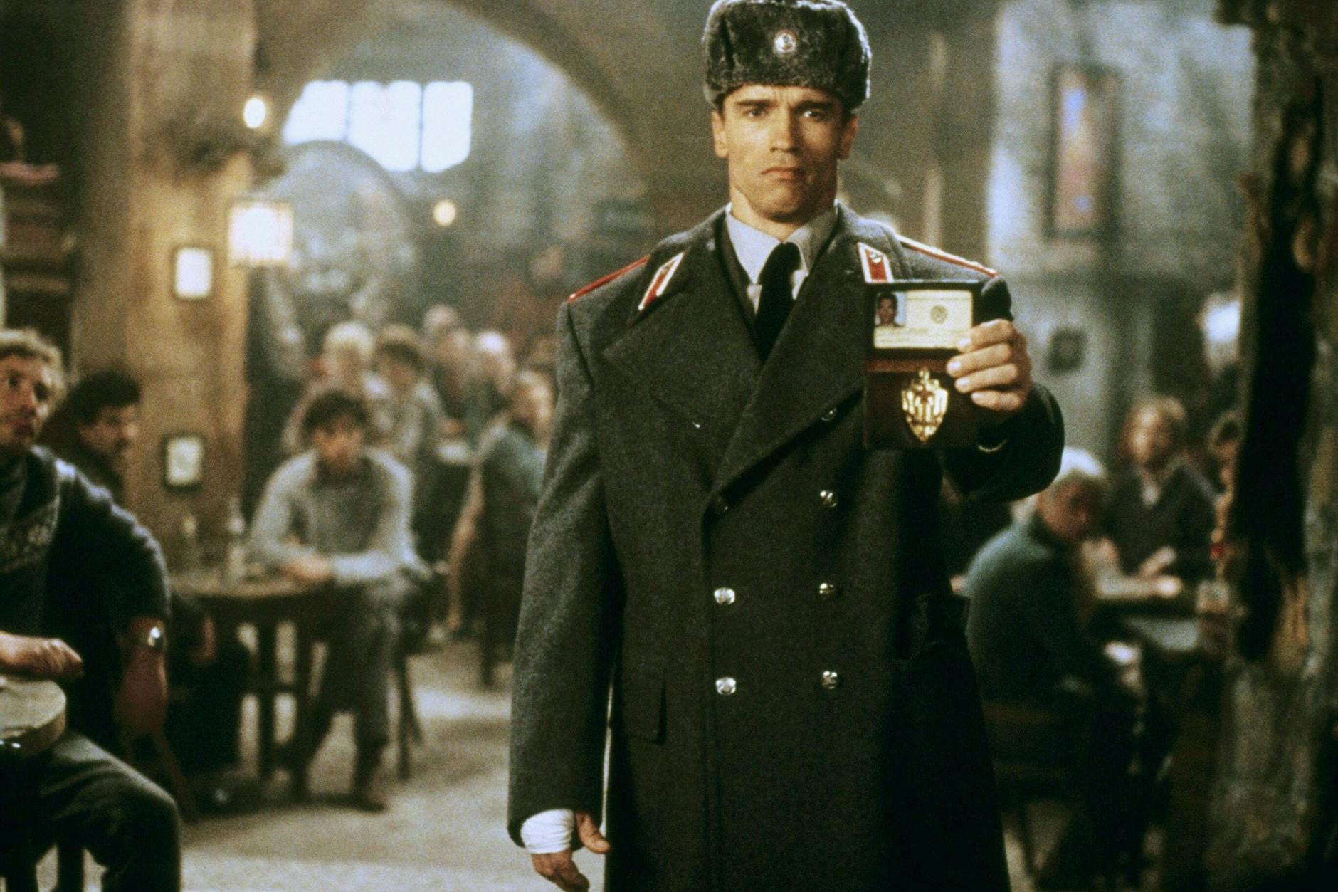 Der Austro-Amerikaner Arnold Schwarzenegger mit Uschanka, rotem Stern und strenger Miene als sowjetischer Polizist Ivan Danko im Hollywood-Film „Red Heat“, 1988.