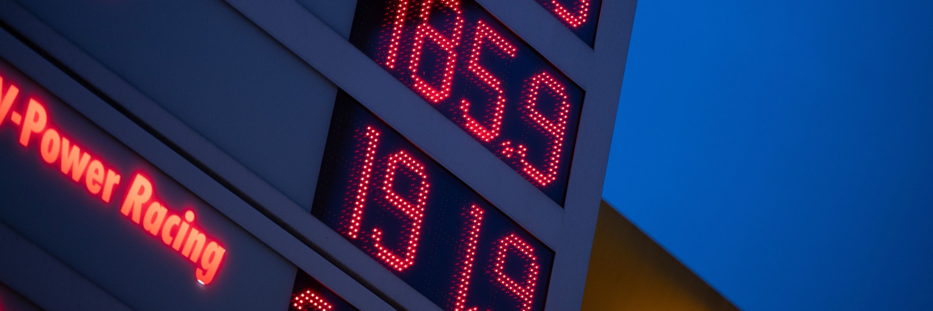 Horror-Preise für Diesel und Benzin an einer Tankstelle: Nach dem russischen Militärangriff auf die Ukraine könnten auch die Energie- und Kraftstoffpreise weiter steigen.