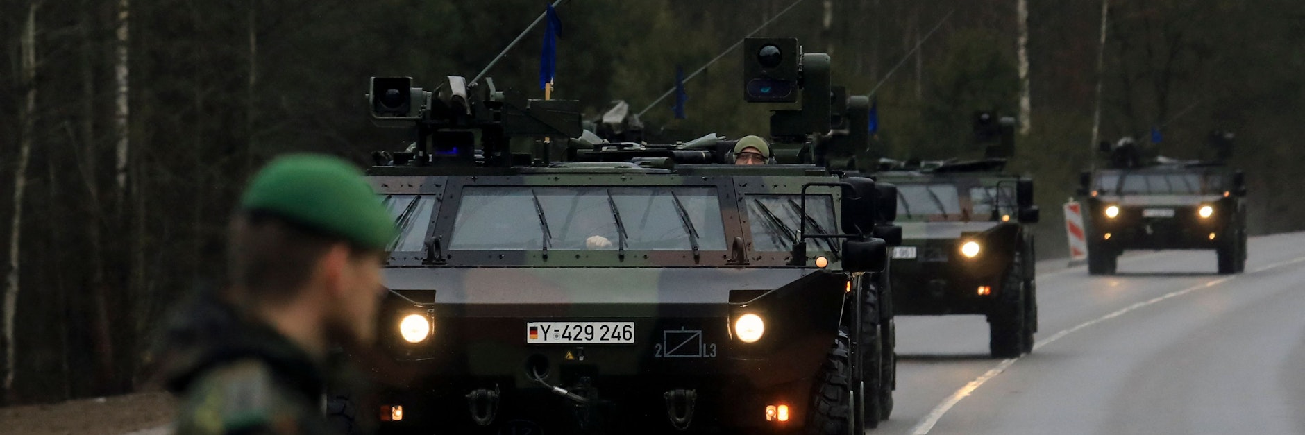 Ein Bundeswehr-Konvoi tritt auf dem Nato-Stützpunkt in Rukla, Litauen, ein.