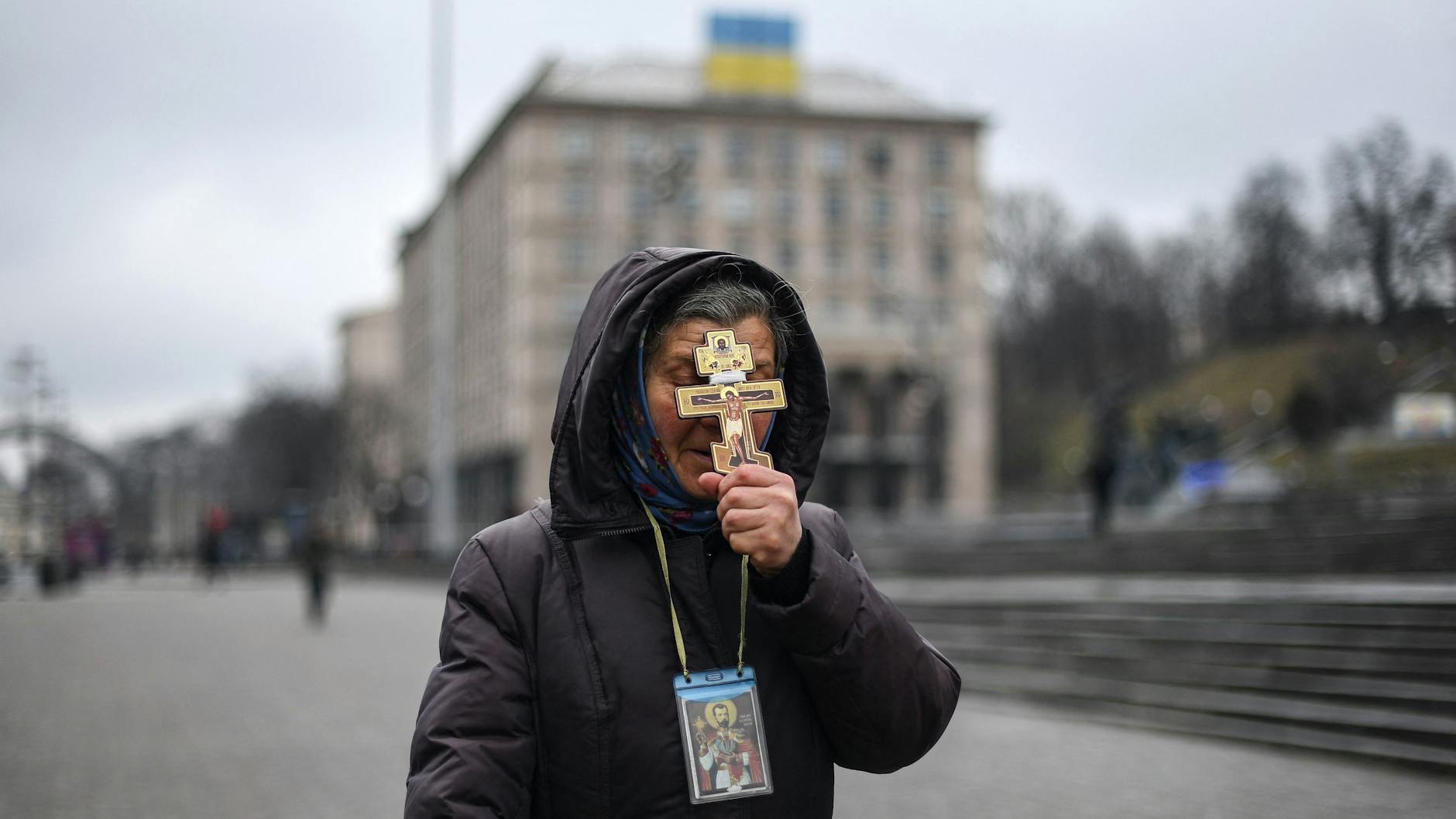 Diese Frau in Kiew betet für Frieden.