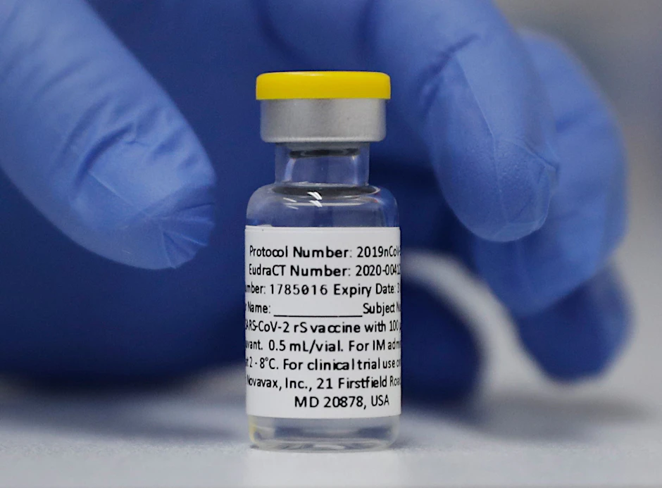Ein Fläschchen mit dem Impfstoff von Novavax. Ab Freitag wird er in Deutschland ausgeliefert.