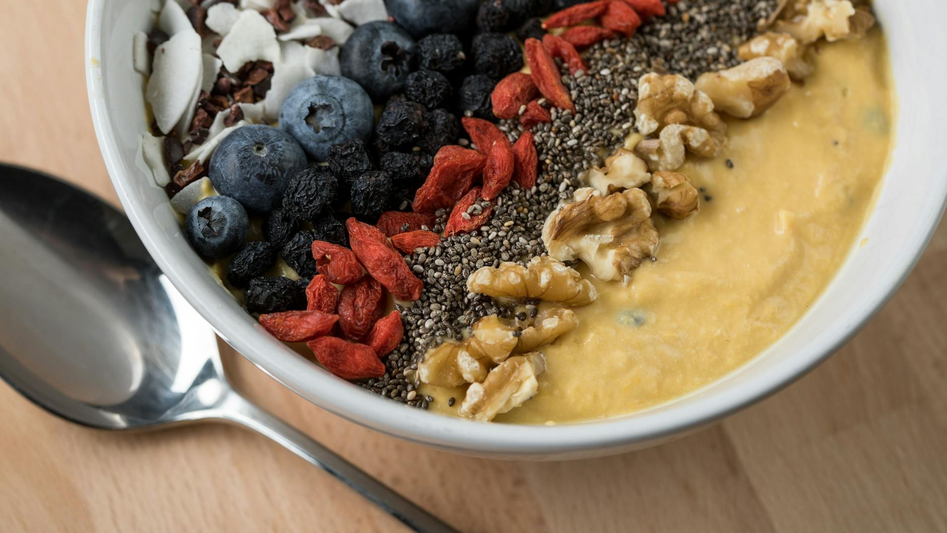 Ob selbstgemixt oder mit Pulver angerührt: Smoothie Bowls werden oft mit Obst und Nüssen dekoriert.