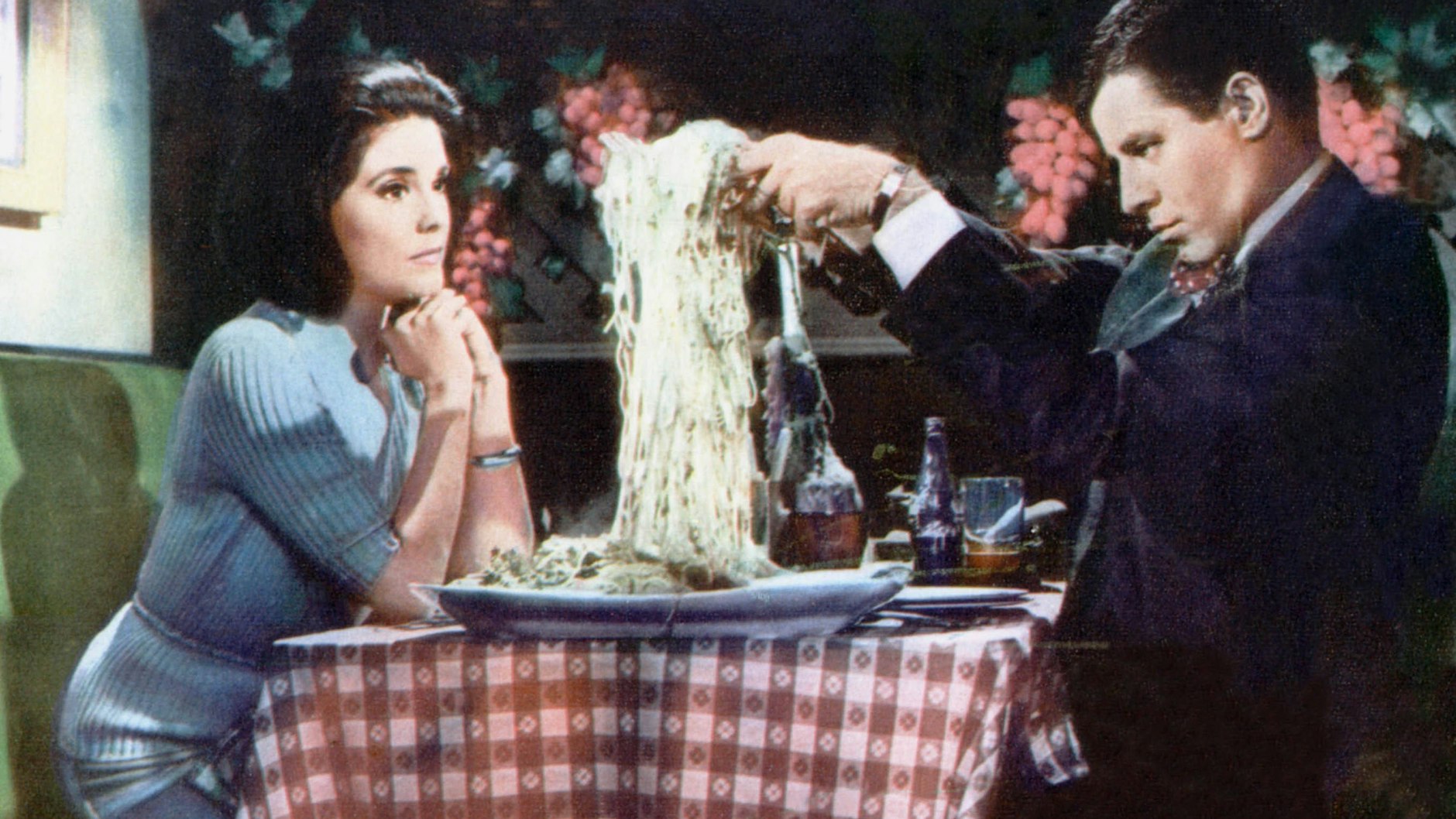 Karen Sharpe und Jerry Lewis in einer Szene des Films „Der Tölpel vom Dienst“.<a href="https://de.wikipedia.org/wiki/Der_T%C3%B6lpel_vom_Dienst"></a>