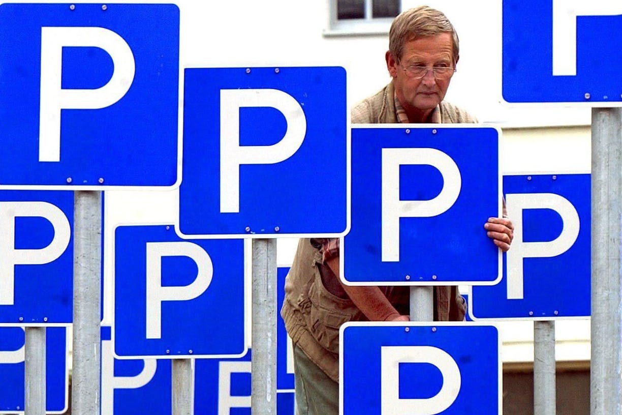 Olaf Buchheim vom Garten- und Landschaftsbau Markranstädt montiert am Lindenauer Markt in Leipzig 100 Parkplatzschilder.