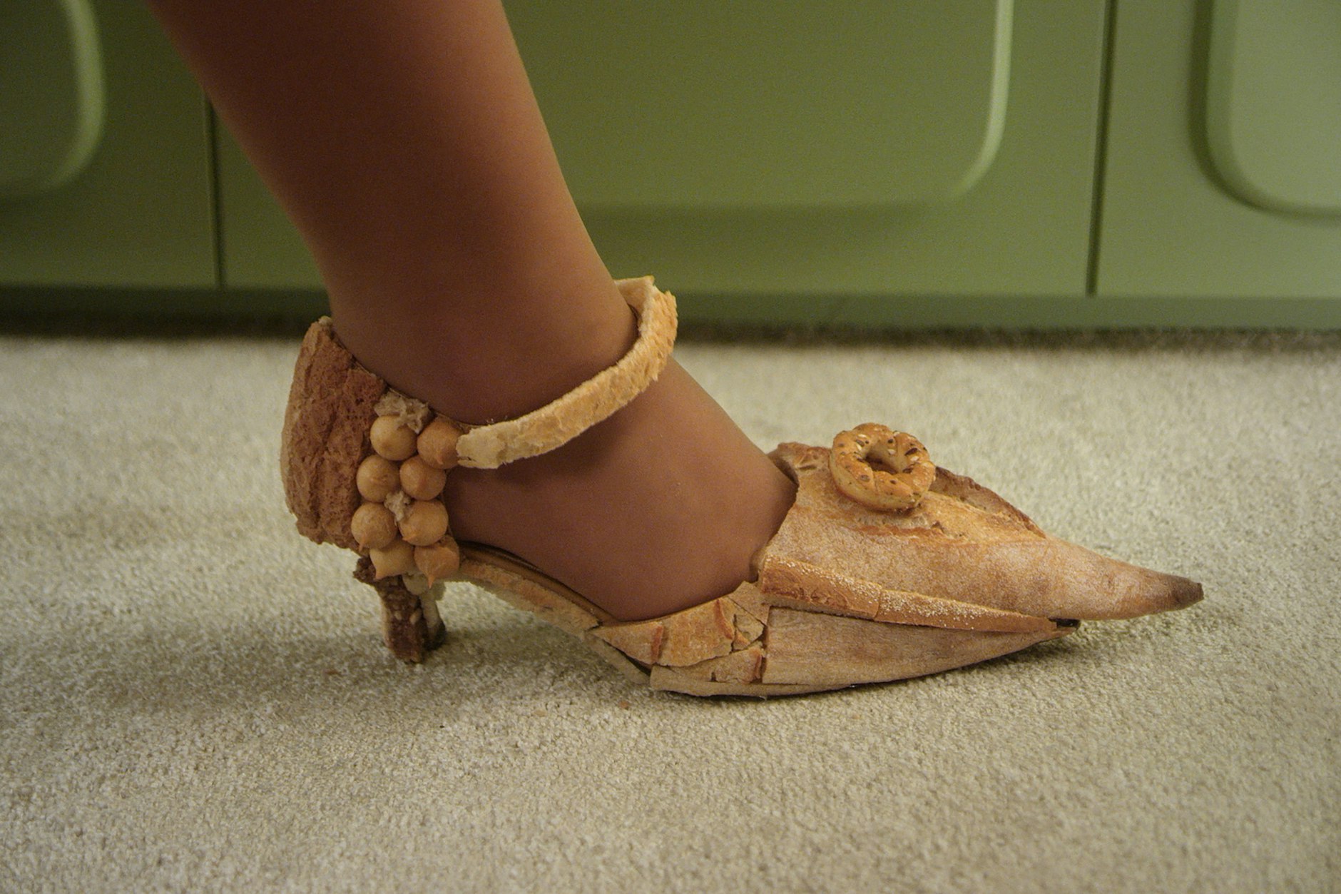 Tritt sich fest: Wenigstens als High Heels bieten sich die trockenen Berliner Kniften an.