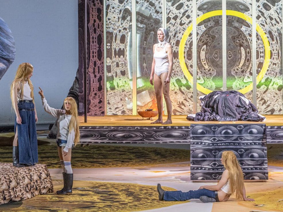 Jessica (mit weißer Kopfbedeckung) im Kreise ihrer Kundschaft