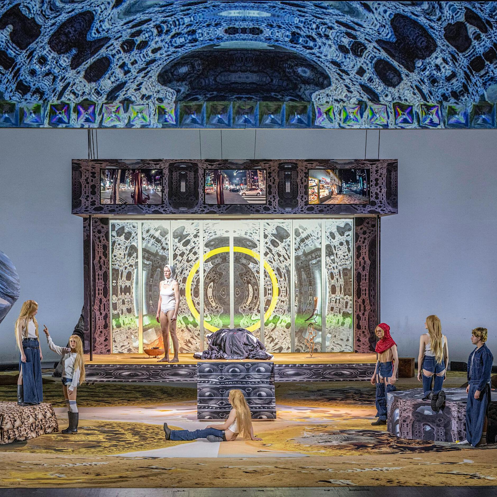 Schwurbeln, bis der Beamer streikt: Susanne Kennedys „Jessica“ in der Volksbühne