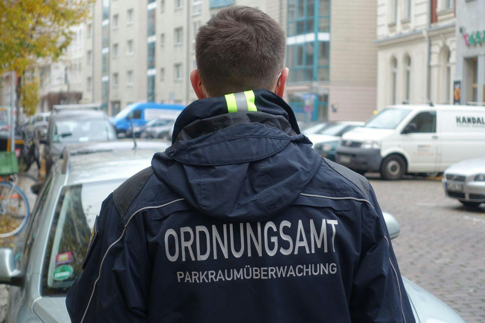 Der Autofahrer wollte vor einer Kontrolle durch das Ordnungsamt flüchten – und fuhr dabei einem Mitarbeiter des Ordnungsamts an.