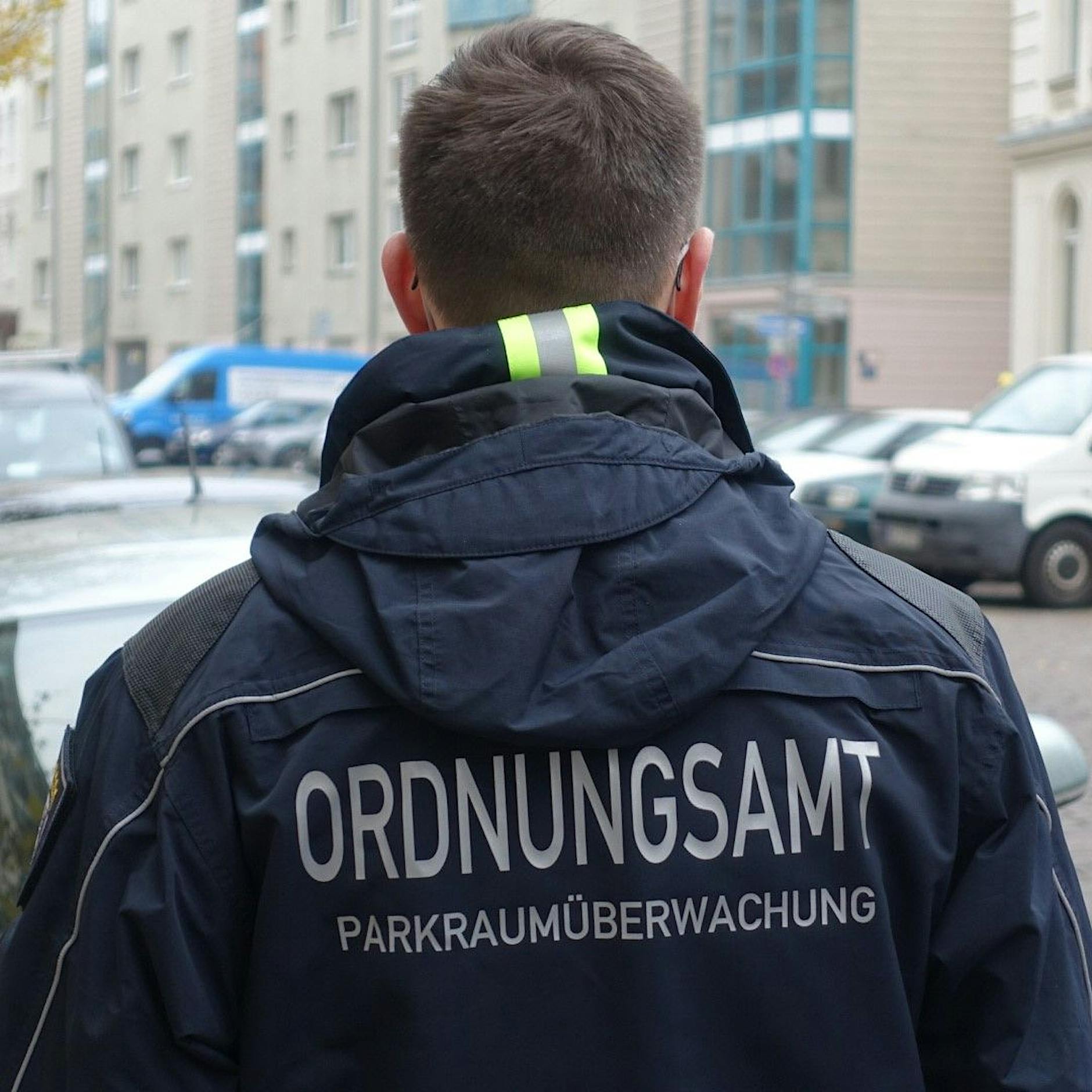 Marzahn: Mann flieht vor Kontrolle – mit Ordnungshüter auf Motorhaube