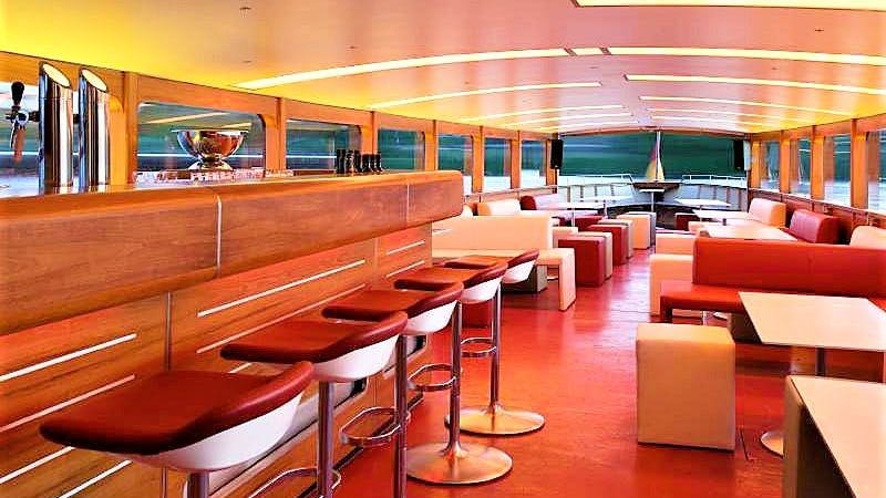 Innenraum mit Barbereich