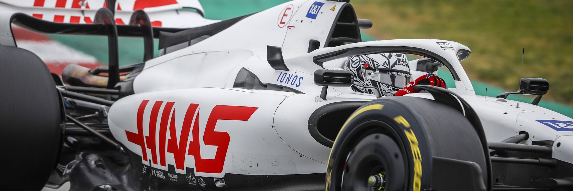 Ganz in Weiß! Der Haas-Bolide ging Freitag ohne russische Farben und Sponsor-Aufschrift auf die Teststrecke in Barcelona.