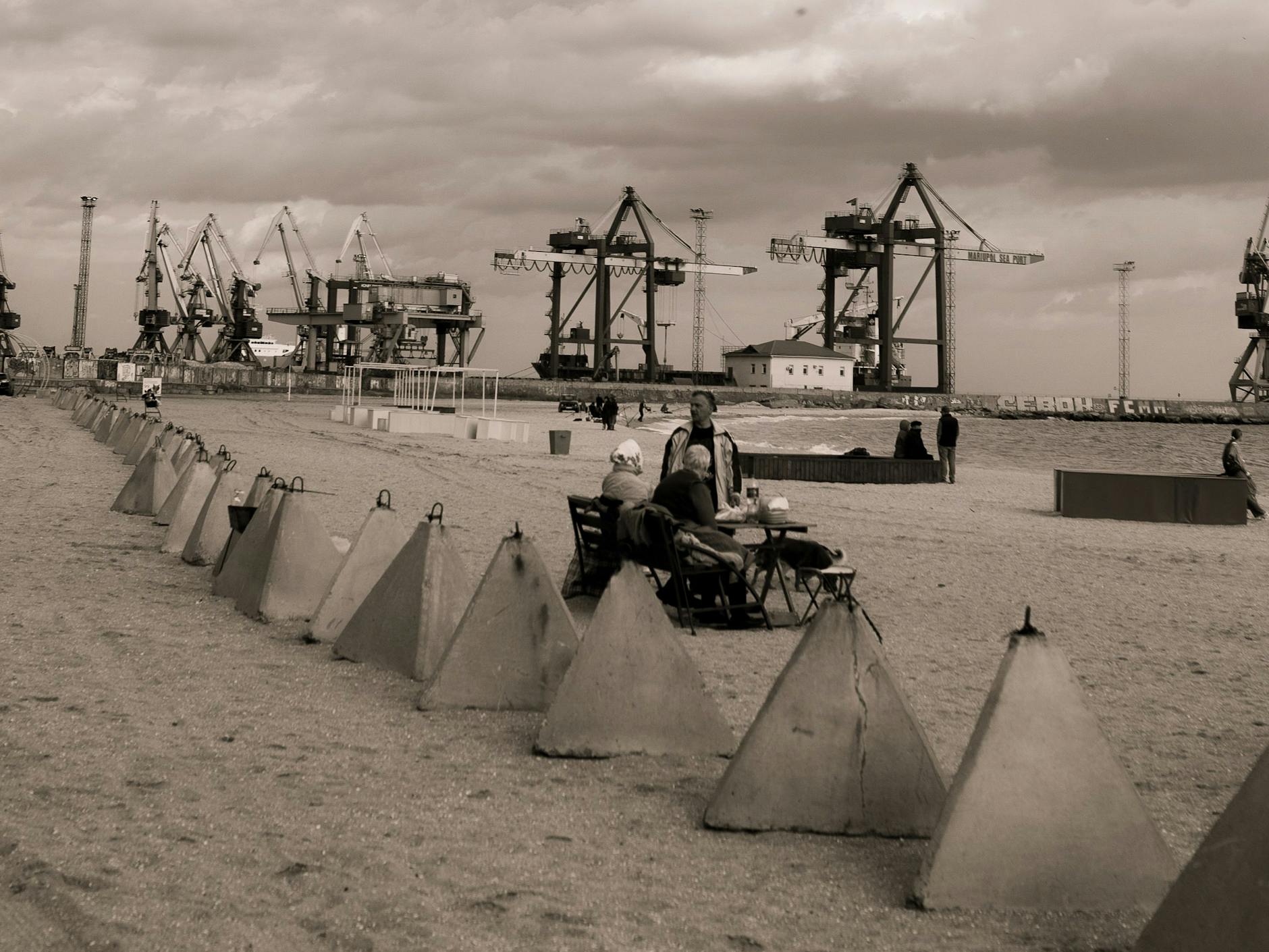 Mariupol, Oktober 2021: Ein Bild aus Friedenszeiten. Panzersperren am Strand.