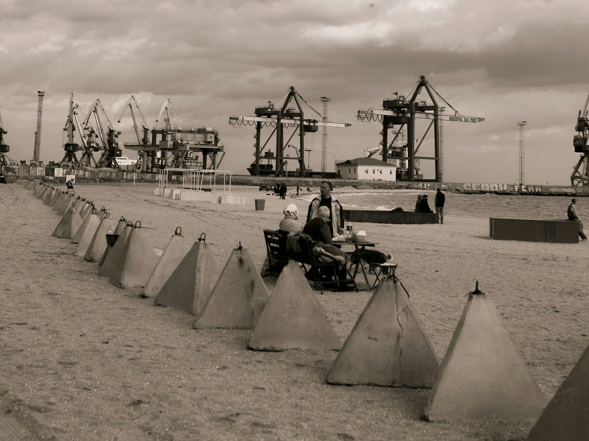 Mariupol, Oktober 2021: Ein Bild aus Friedenszeiten. Panzersperren am Strand.