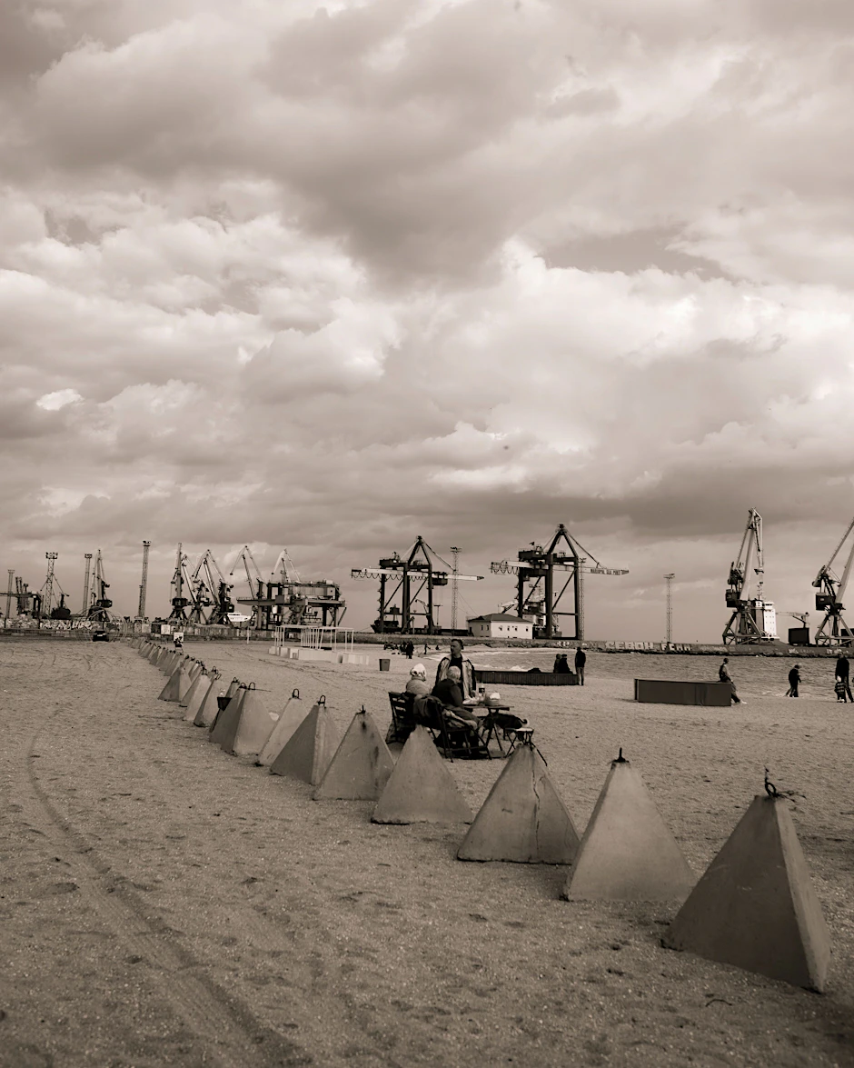 Mariupol, Oktober 2021: Ein Bild aus Friedenszeiten. Panzersperren am Strand.
