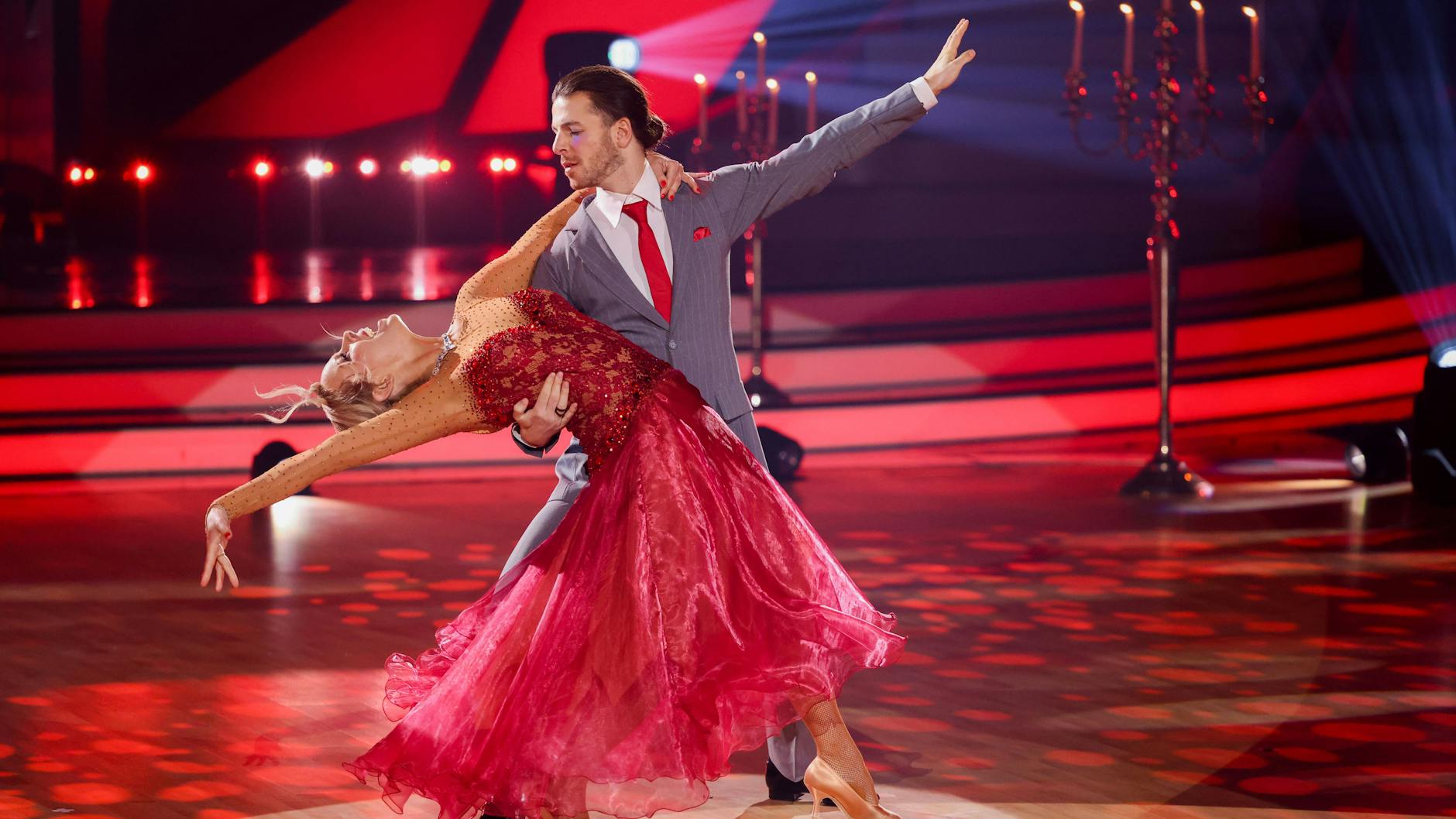 Moderator Riccardo Basile tanzt bei „Let’s Dance“ mit Isabel Edvardsson.