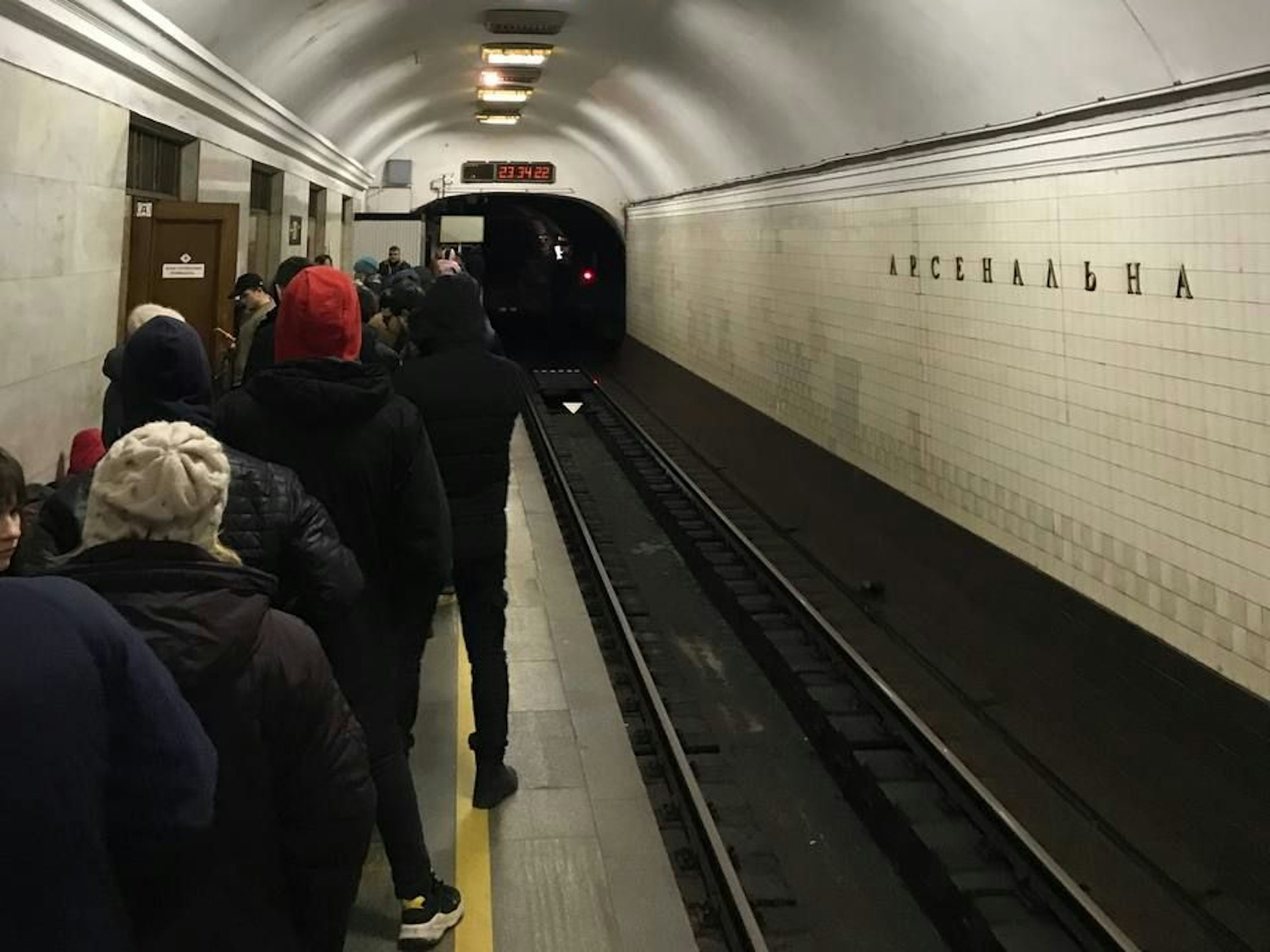 In der Kyiver Metro-Station Arsenalna stehen Menschen Schlange vor der einzigen Toilette der U-Bahn-Station.