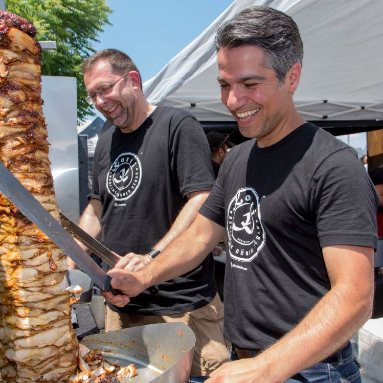 Erkan Emre (r.) und und sein Geschäftspartner Michael Stark säbeln selbst.
