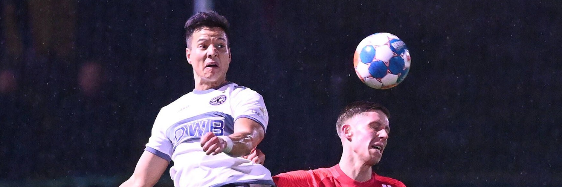 Diese Kopfball-Duell gewinnt Dynamo Philip Schulz gegen Hannes Graf, das Spiel dann Lichtenberg 47.