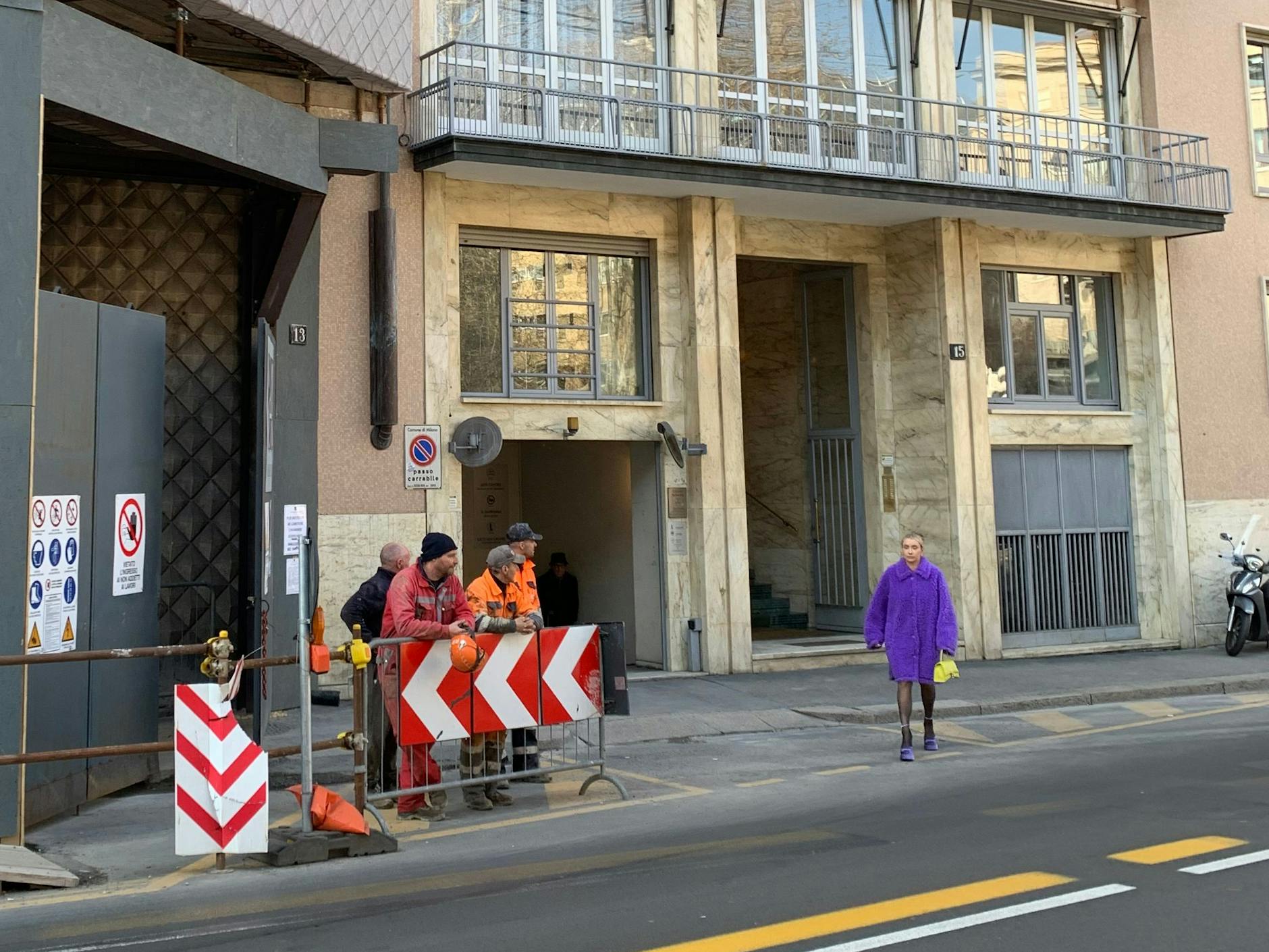 Während der Modewoche wird in Mailand die Straße zum Laufsteg, das ist auch für die Bauarbeiter interessant.