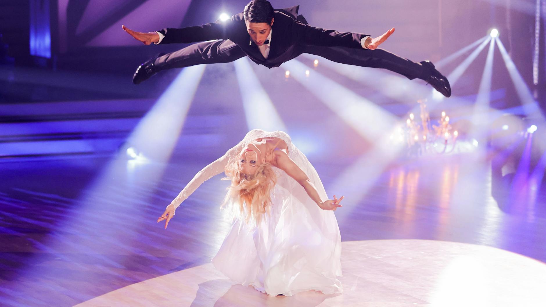 „Ninja Warrior“-Star René Casselly tanzt bei „Let’s Dance“ mit Kathrin Menzinger.