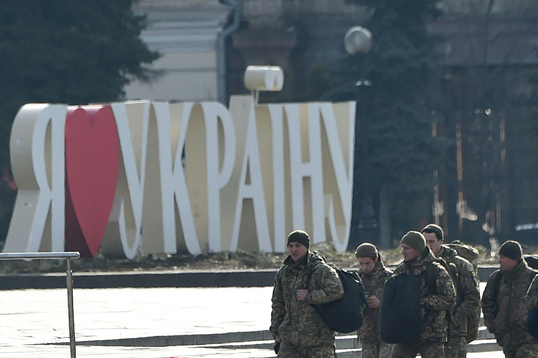 „Ich liebe die Ukraine“: Einst der perfekte Hintergrund für Touristenselfies, jetzt laufen Soldaten vorbei.