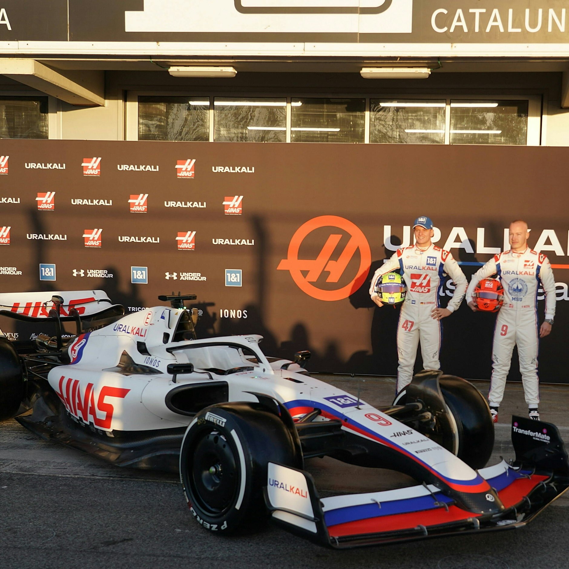 Noch am Mittwoch präsentierten Mick Schumacher und Nikita Masepin ihren Renner mit Weiß-Blau-Rot-Streifen und der Aufschrift Uralkali.