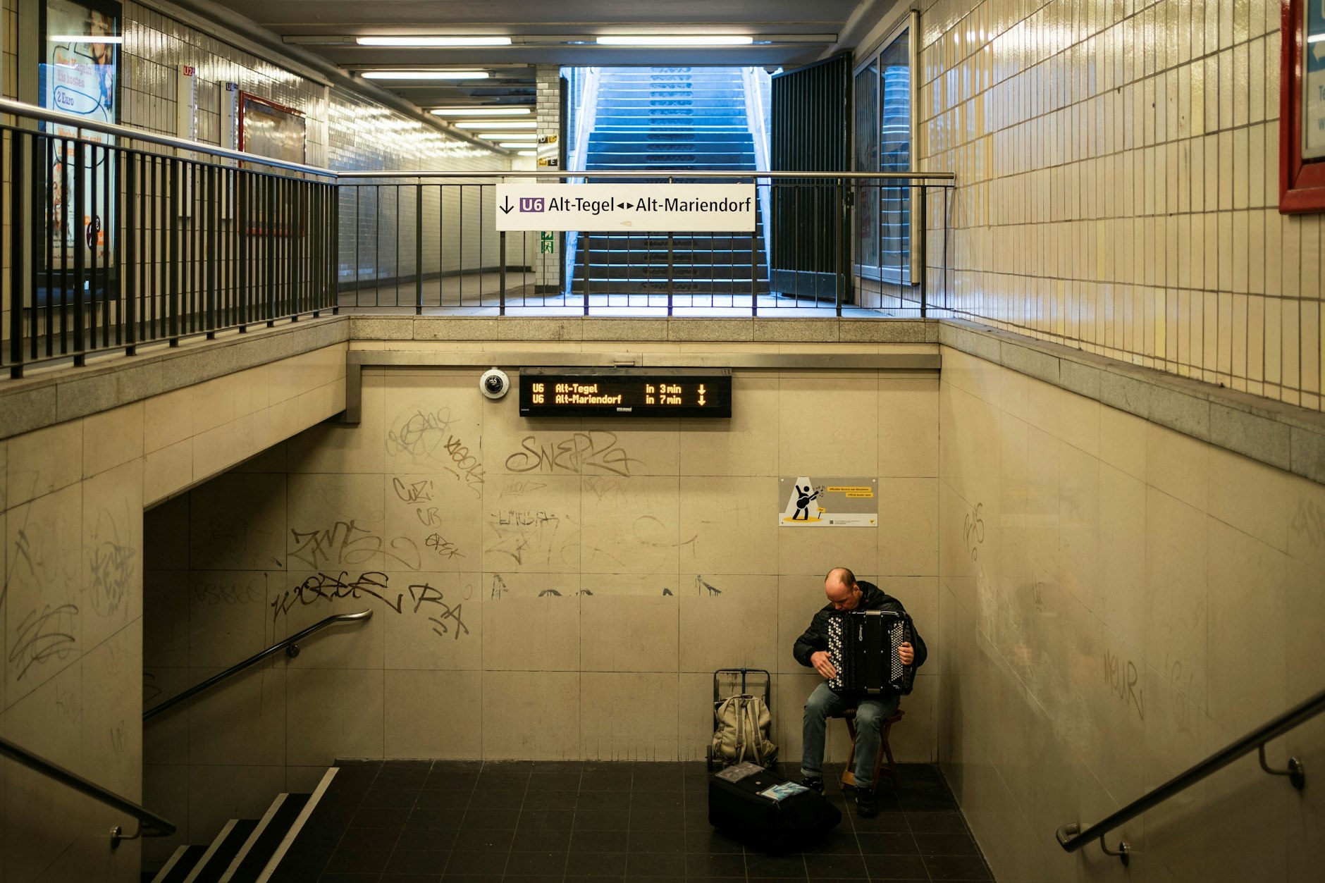 Mit musikalischer Untermalung geht’s in den Tunnel: U-Bahnhof Stadtmitte.