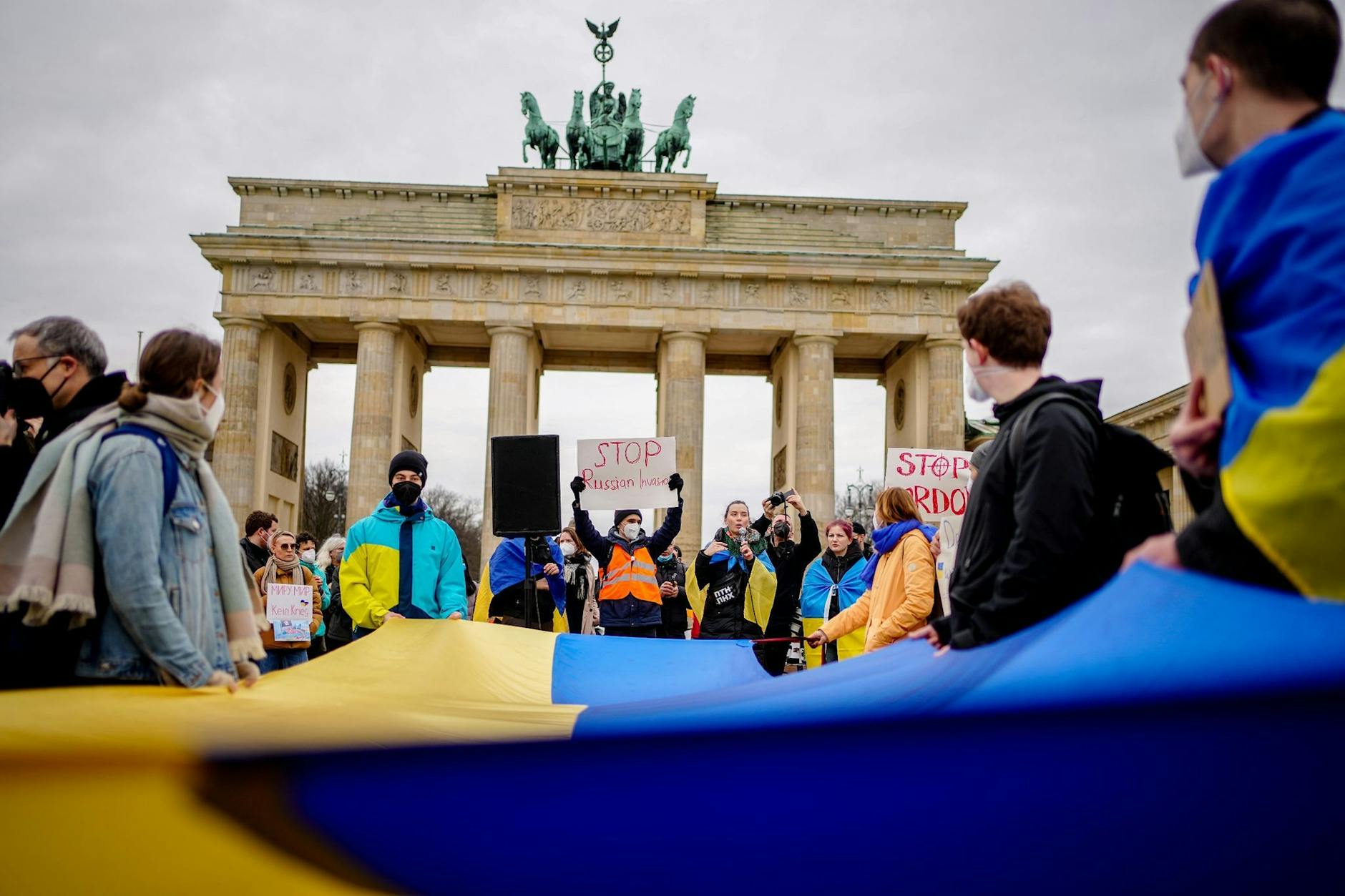 Demonstration vor dem Brandenburger Tor anlässlich der Kriegserklärung von Putin gegen die Ukraine.