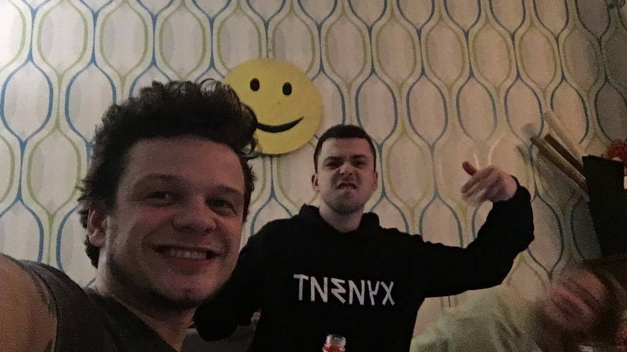 In der Nacht zu Freitag bereiten sich Julian Galan (l.) und seine Freunde auf ihre Flucht aus der Hauptstadt vor – und versuchten dabei ruhig zu bleiben.