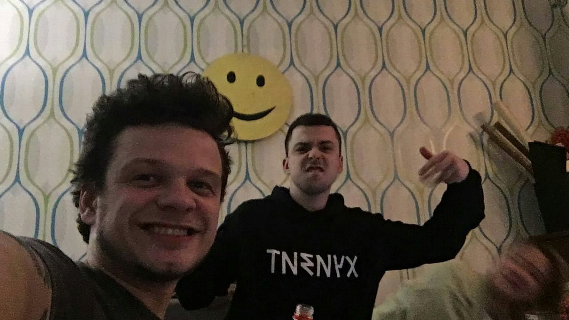 In der Nacht zu Freitag bereiten sich Julian Galan (l.) und seine Freunde auf ihre Flucht aus der Hauptstadt vor – und versuchten dabei ruhig zu bleiben.