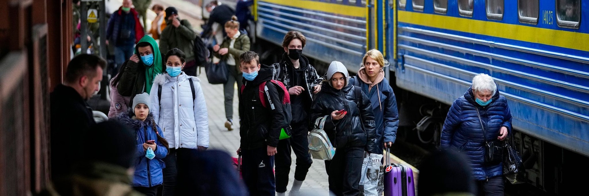 Menschen aus der Ukraine kommen am Bahnhof von Przemysl in Polen an.