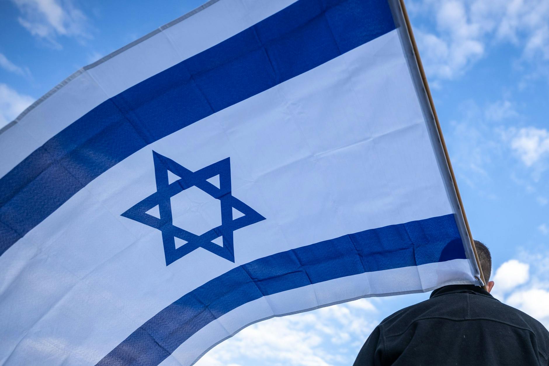 Teilnehmer einer Demonstration zur Solidarität mit Israel in Berlin