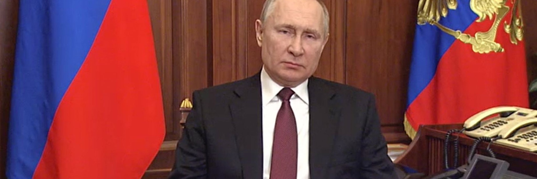 Der russische Präsident Wladimir Putin bei einer TV-Ansprache zur Ankündigung einer militärischen Sonderoperation im Donbass.