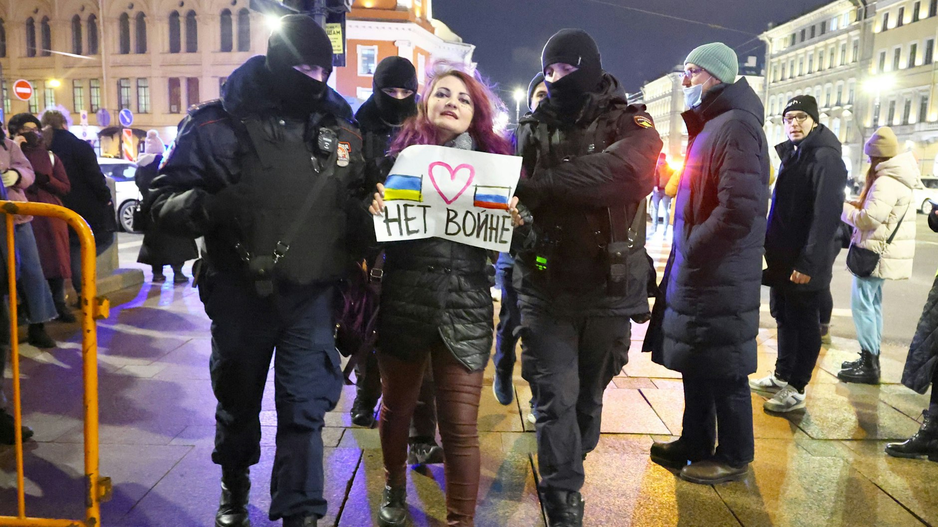 Eine junge Frau wird in St. Petersburg von Polizisten abgeführt, weil sie gegen Putins Krieg in der Ukraine demonstrierte.