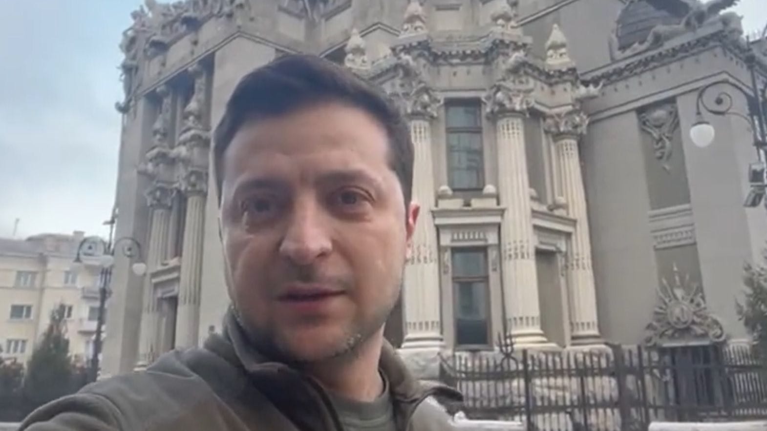 Wolodymyr Selenskyj vor dem Haus mit den Chimären in der Innenstadt von Kyiw, das ihm als Residenz dient.