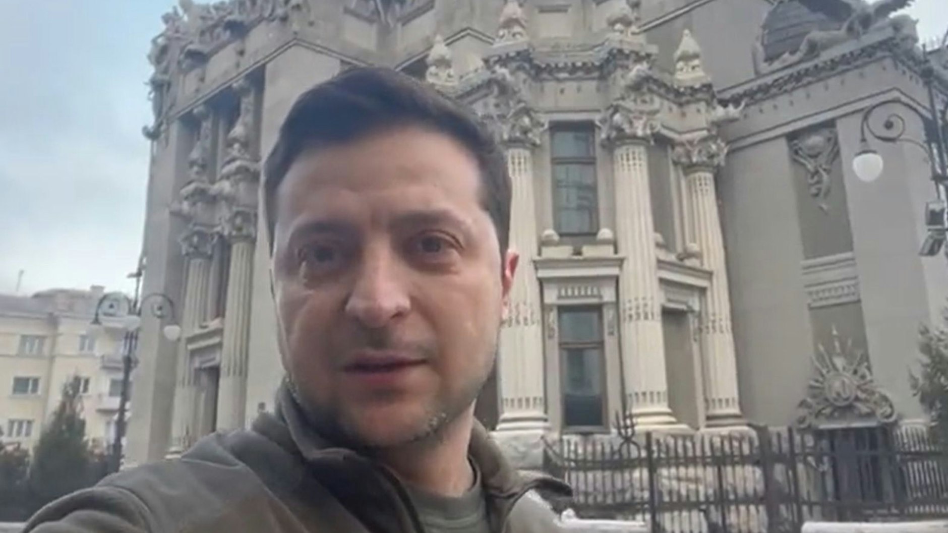 Wolodymyr Selenskyj vor dem Haus mit den Chimären in der Innenstadt von Kyiw, das ihm als Residenz dient.