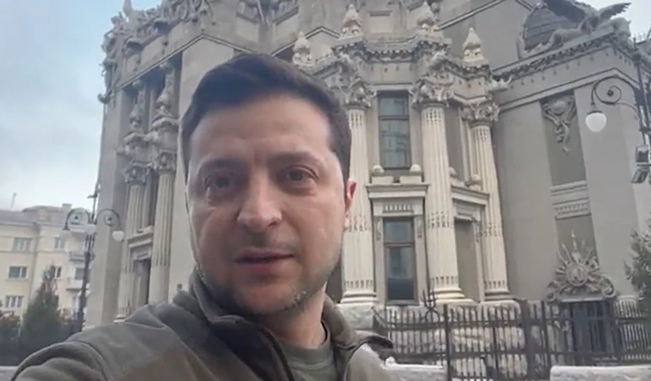 Wolodymyr Selenskyj vor dem Haus mit den Chimären in der Innenstadt von Kyiw, das ihm als Residenz dient.