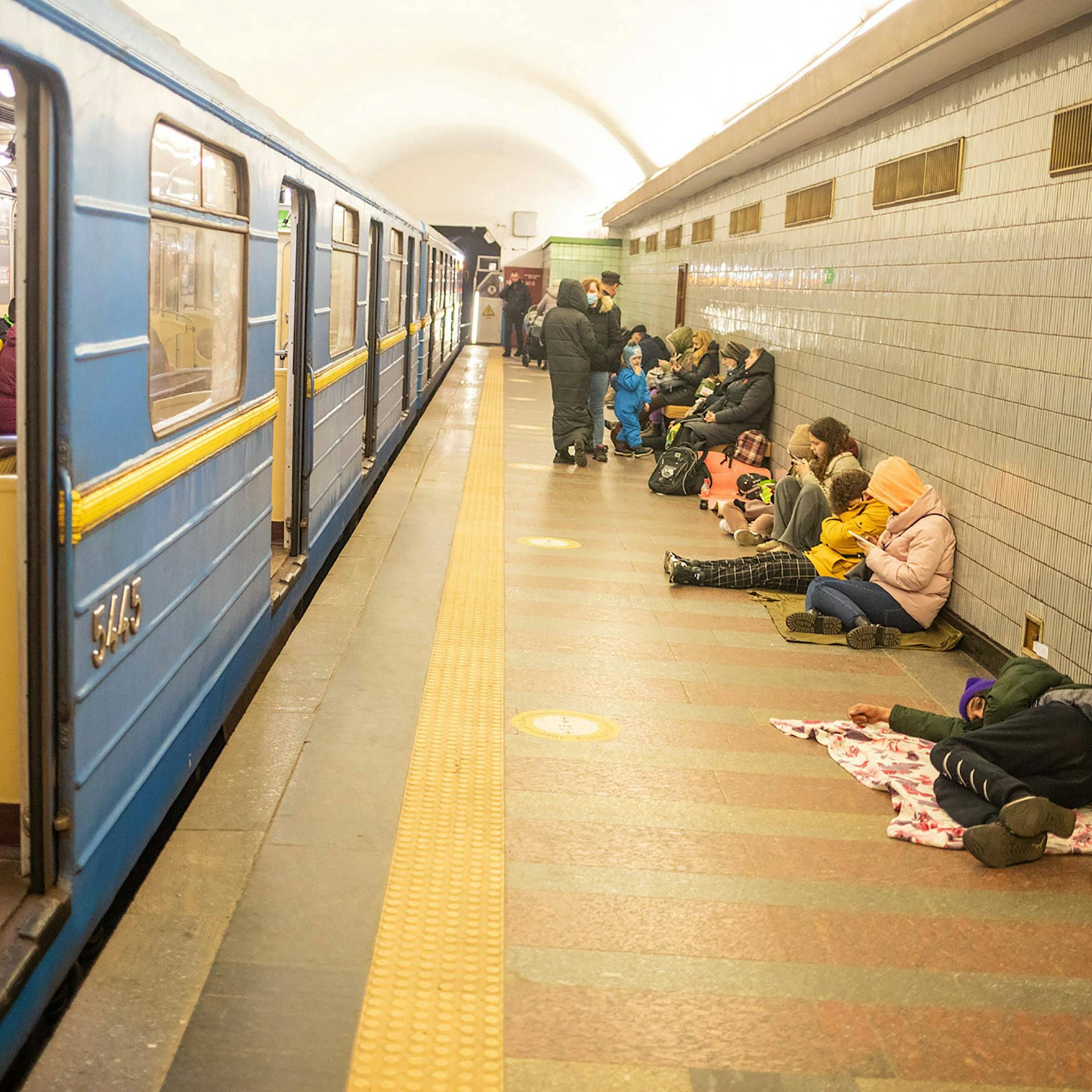 Mitten im Ukraine Krieg: Frau bringt Kind in Kiewer Metrostation zur Welt, während Putins Truppen vorrücken