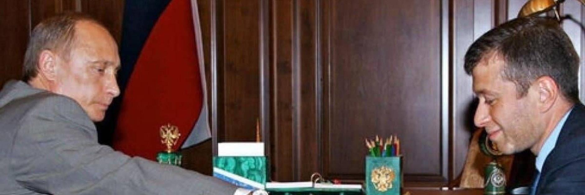 Roman Abramowitsch (r.) gilt als eng befreundet mit Russlands Präsident Wladimir Putin. Dem Oligarchen und Eigentümer des FC Chelsea droht deswegen Ärger.