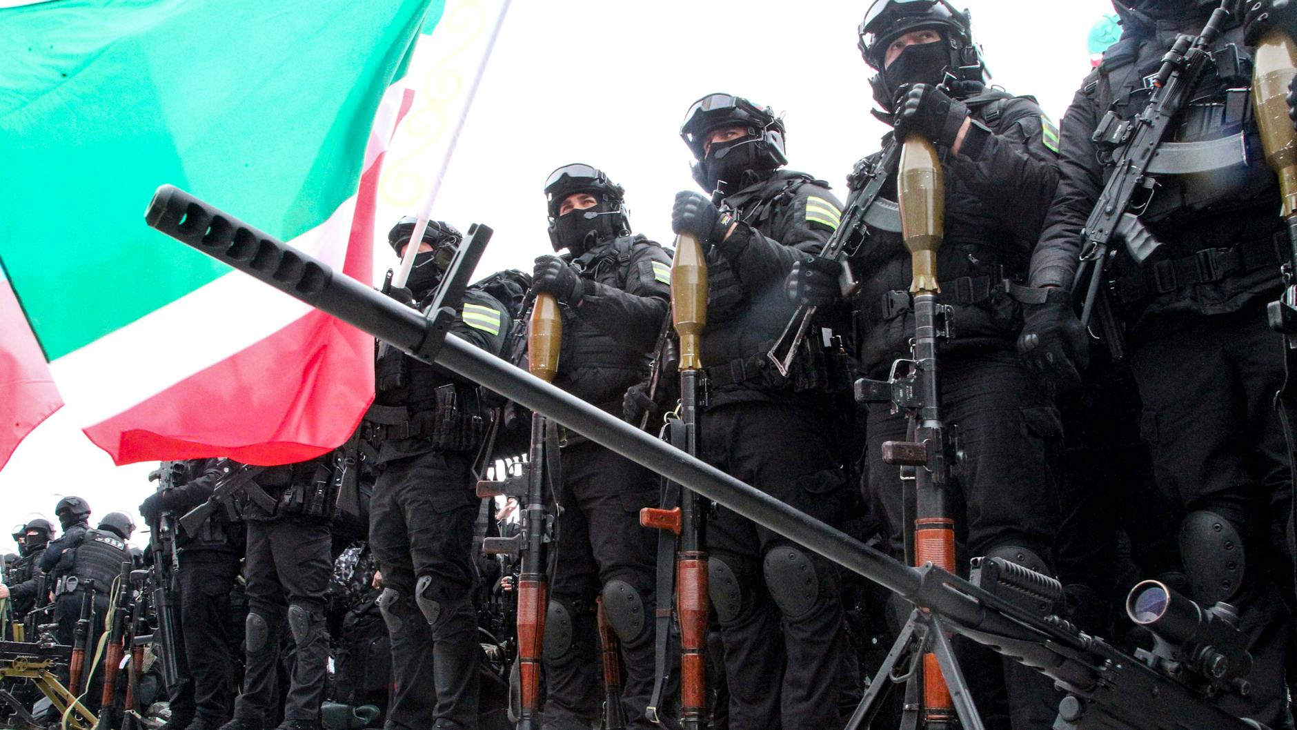 25.02.2022, Russland, Grosny: Soldaten versammeln sich, um an einer Überprüfung der Truppen und der militärischen Ausrüstung der Tschetschenischen Republik teilzunehmen.