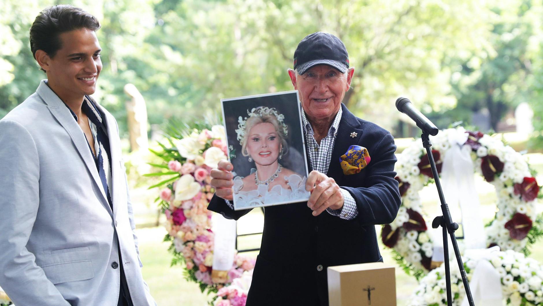 Prinz Frederic von Anhalt mit Kevin Feucht bei der Beisetzung seiner verstorbenen Frau Zsa Zsa Gabor in Ungarn. Jahre nach ihrem Tod wurde das im vergangenen Sommer möglich.