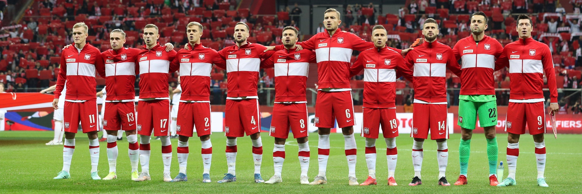 Die Polnische Fußballnationalmannschaft um Kapitän Robert Lewandowski (r.).