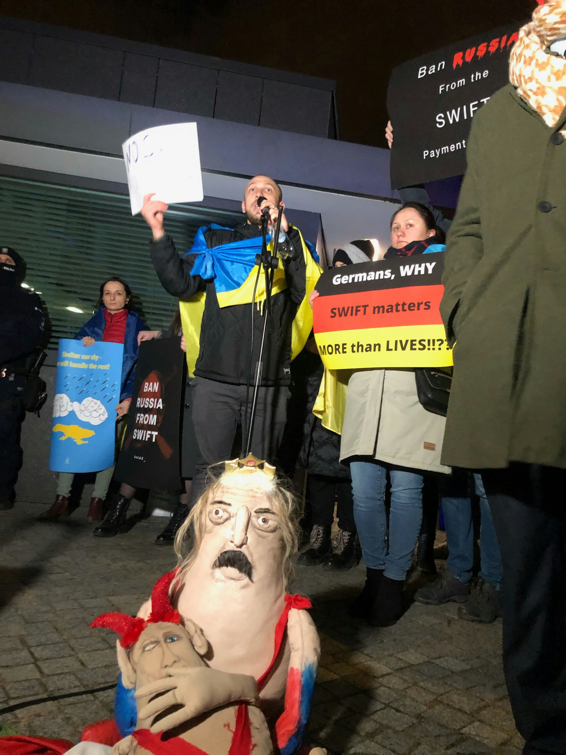 Proteste vor der deutschen Botschaft in Warschau